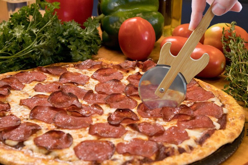 Gitarren Pizzaschneider mit Ständer