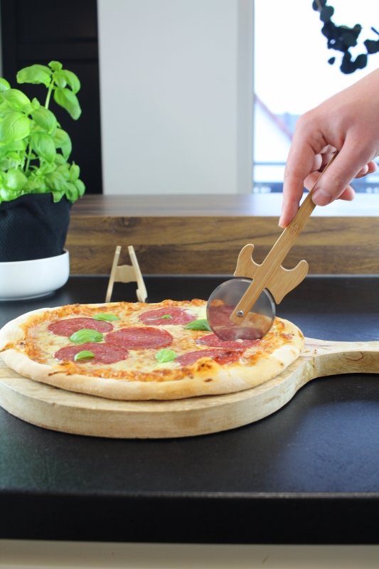 Gitarren Pizzaschneider mit Ständer
