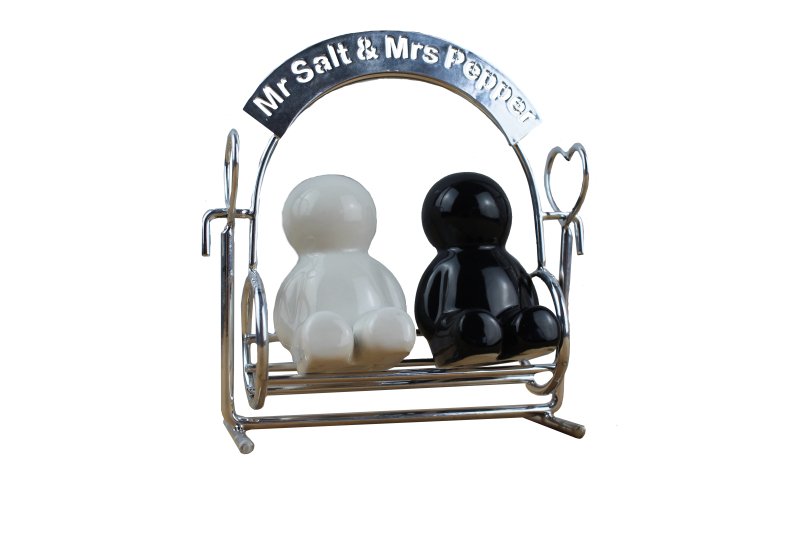 Winkee - Mr. Salt & Mrs. Pepper | Gewürzstreuer Brautpaar auf Hollywoodschaukel