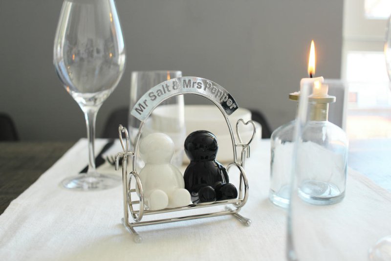 Winkee - Mr. Salt & Mrs. Pepper | Gewürzstreuer Brautpaar auf Hollywoodschaukel